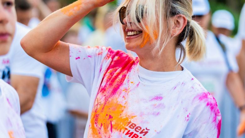 Небето над Бургас избухна във всички цветове на дъгата за 20-я юбилеен сезон на „Нестле за Живей Активно!“